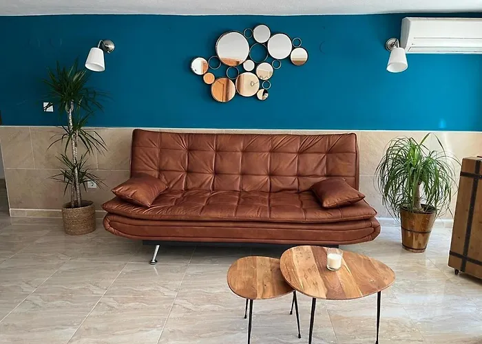 Fisquito - - Rustic Wine Cellar מאלגה